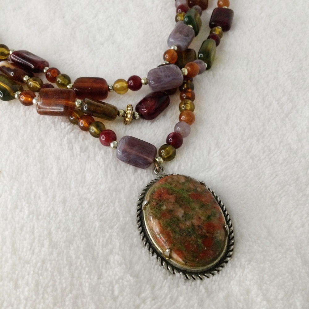 LAST CHANCE -RE-LISTING AT $48 TOMORROW Vtg Unakite Pendant Lucite Bead Necklace - Picture 10 of 16